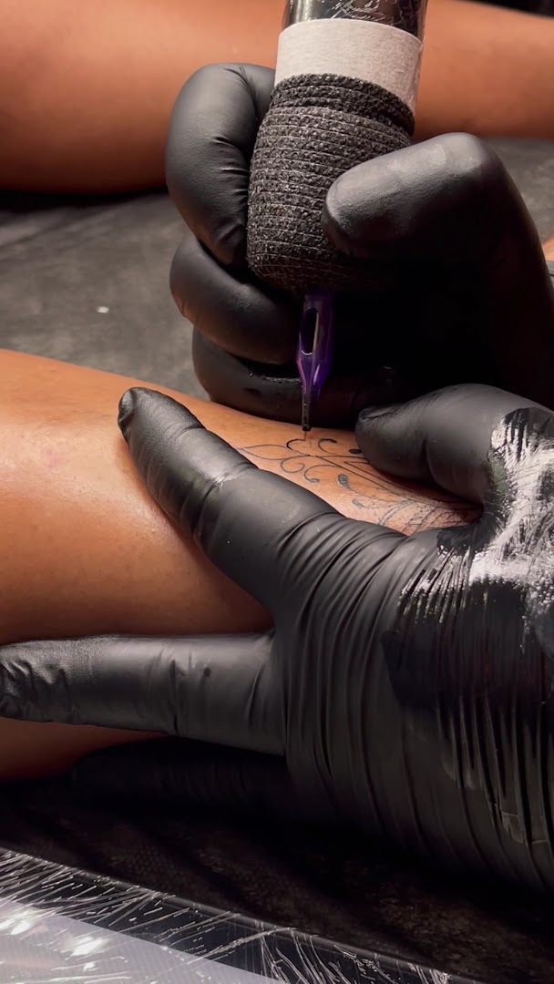 Tatuador de BLACKSTAR trabajando un diseño en black and grey