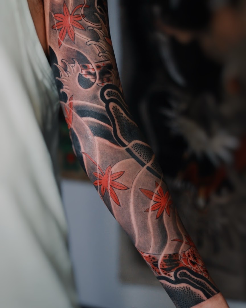 Manga japonesa con detalle de olas y sombreado tradicional