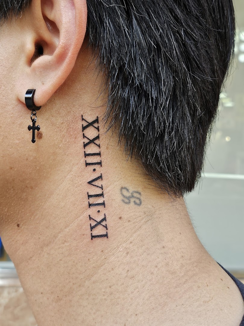 Tatuaje de cuello en fine line realizado en BLACKSTAR Alicante